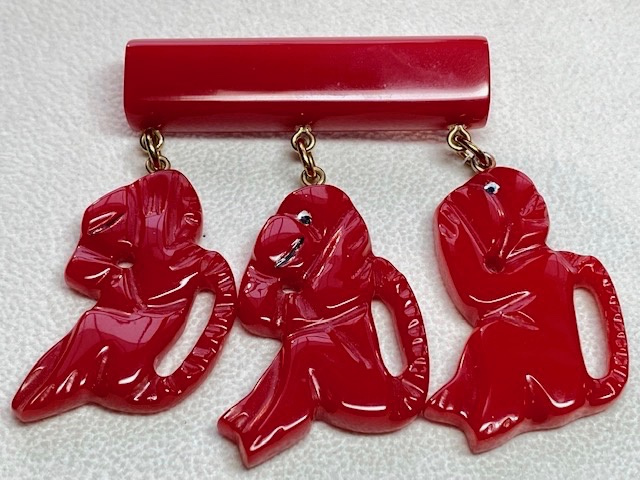 SZ61 Shultz red bakelite see no evil monkeys pin